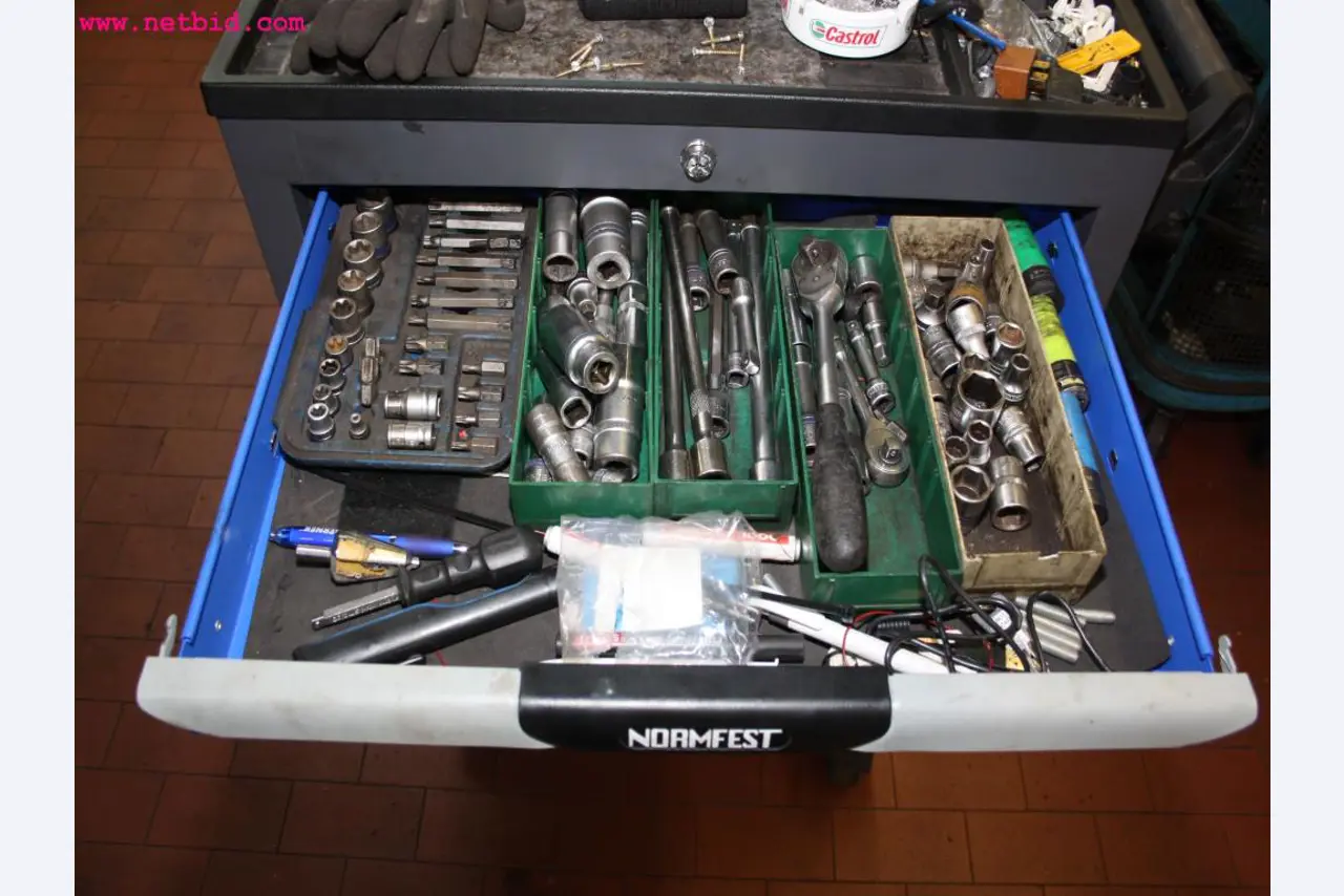 well-maintained machines from the sector automobile workshop -3