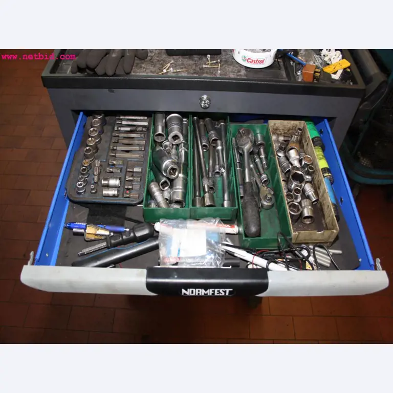 well-maintained machines from the sector automobile workshop -3
