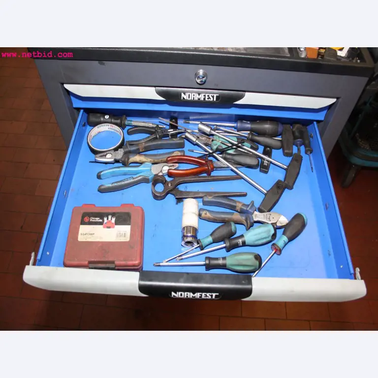well-maintained machines from the sector automobile workshop -4