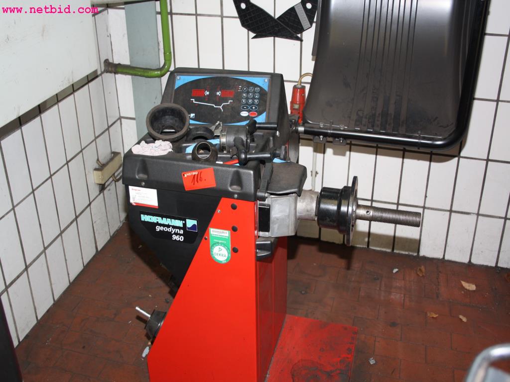 well-maintained machines from the sector automobile workshop -1