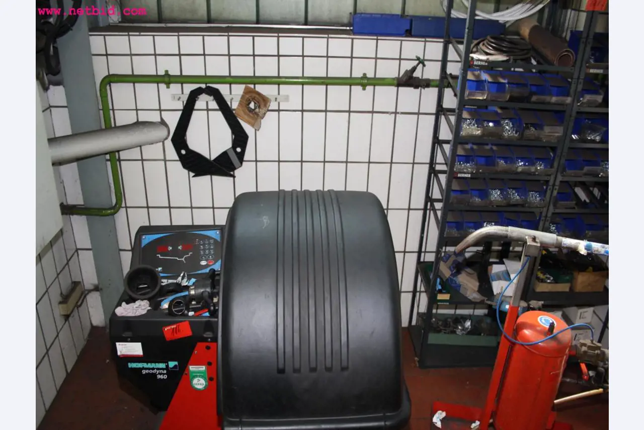 well-maintained machines from the sector automobile workshop -2