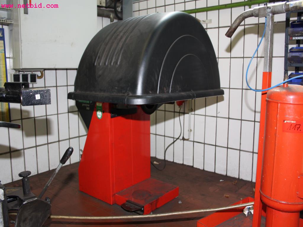 well-maintained machines from the sector automobile workshop -3