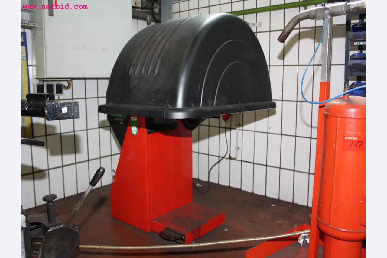 well-maintained machines from the sector automobile workshop -3