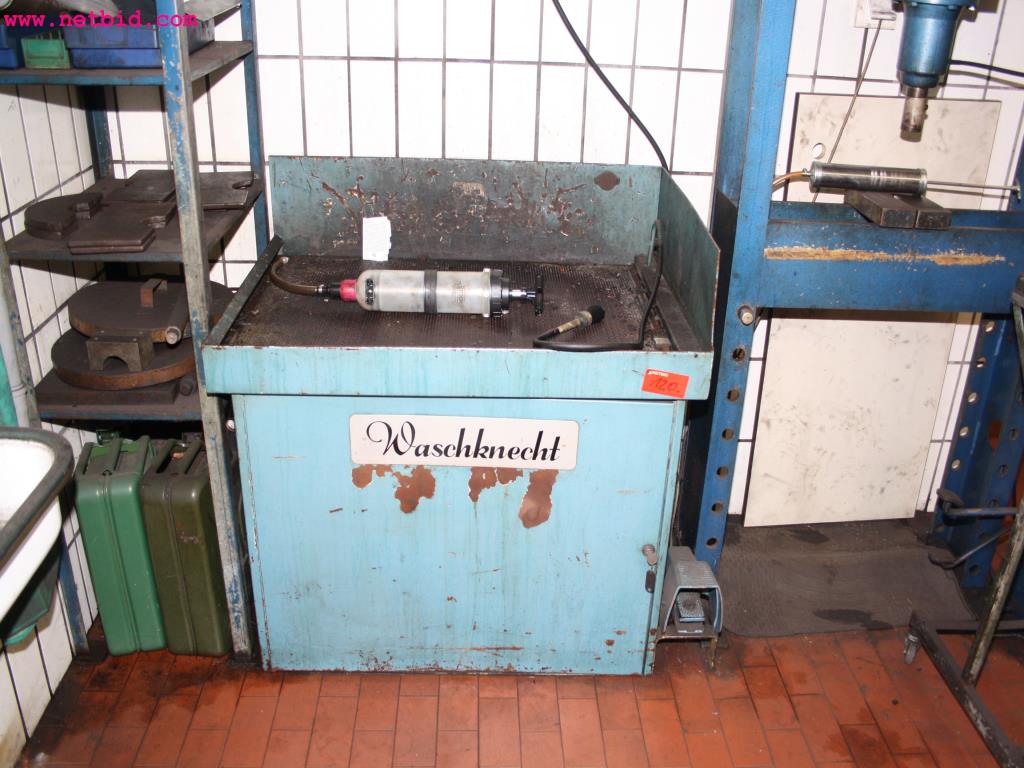well-maintained machines from the sector automobile workshop -1