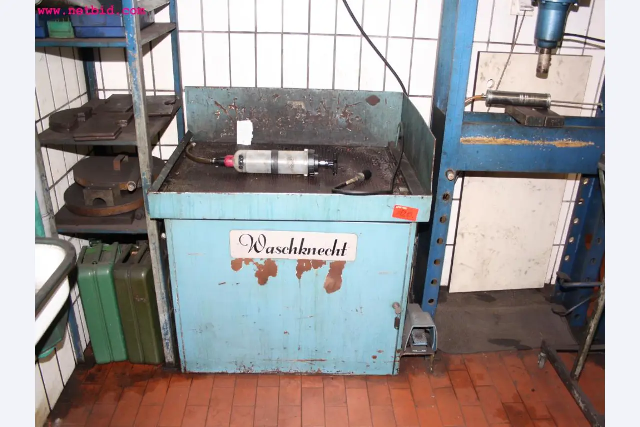 well-maintained machines from the sector automobile workshop -1