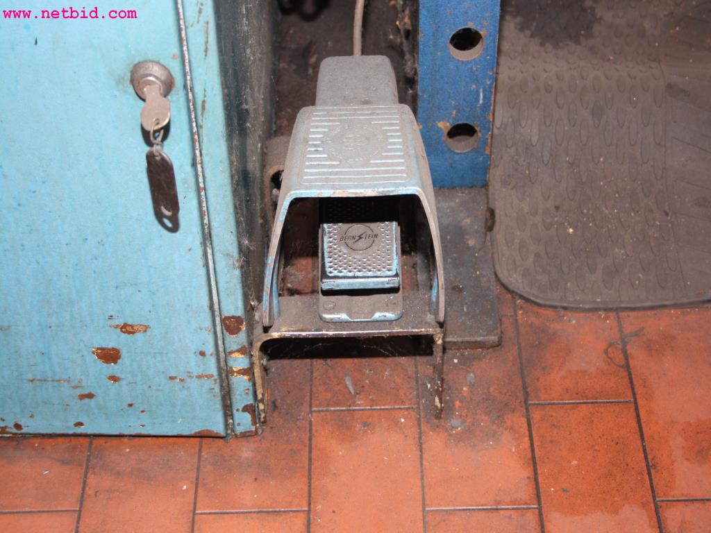 well-maintained machines from the sector automobile workshop -3