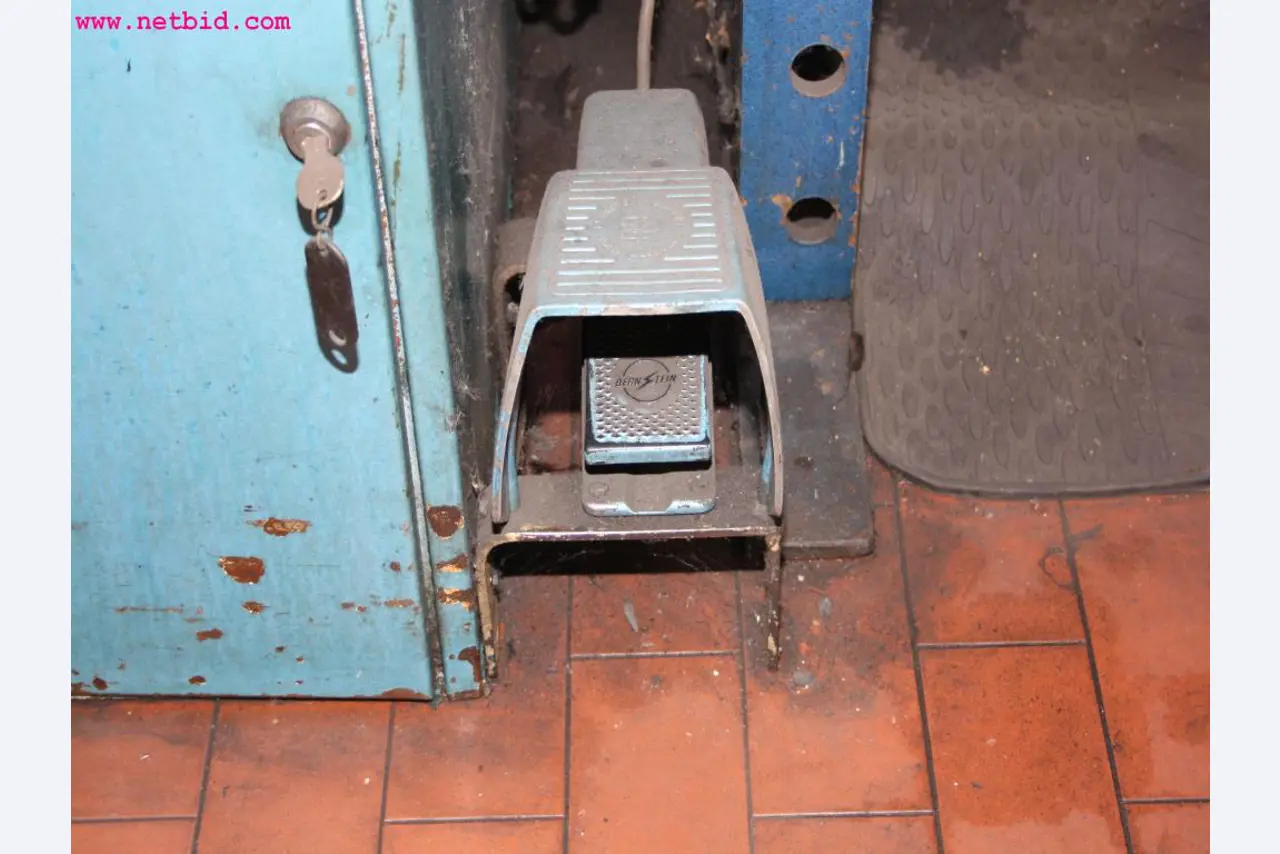 well-maintained machines from the sector automobile workshop -3