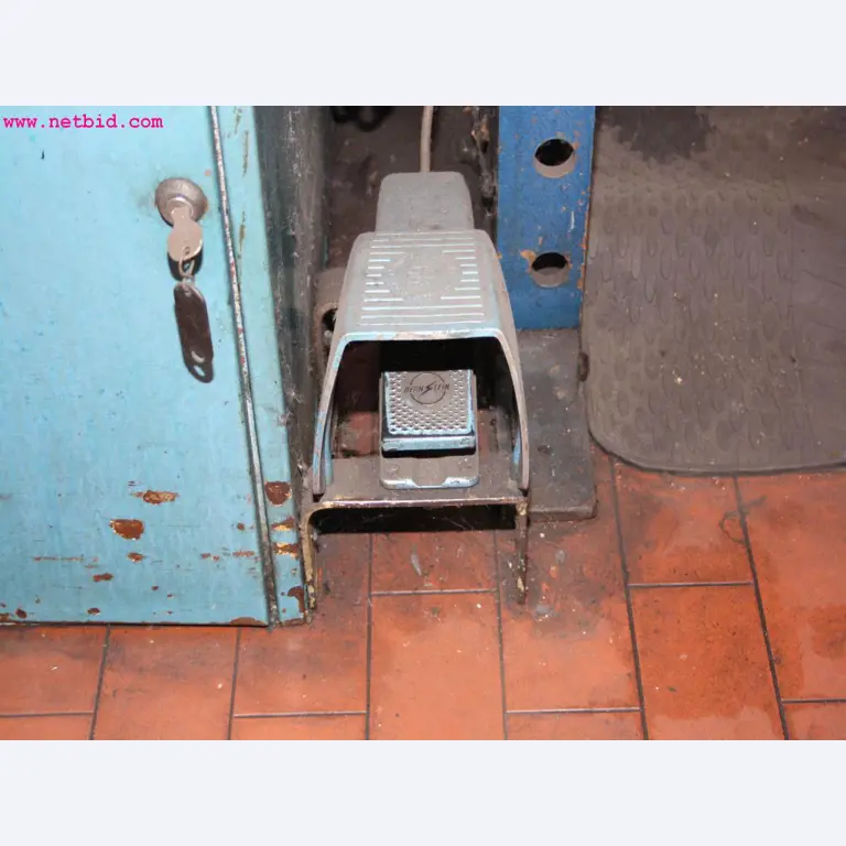 well-maintained machines from the sector automobile workshop -3