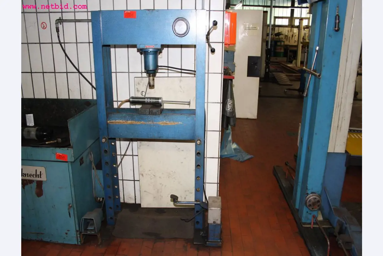 well-maintained machines from the sector automobile workshop -1