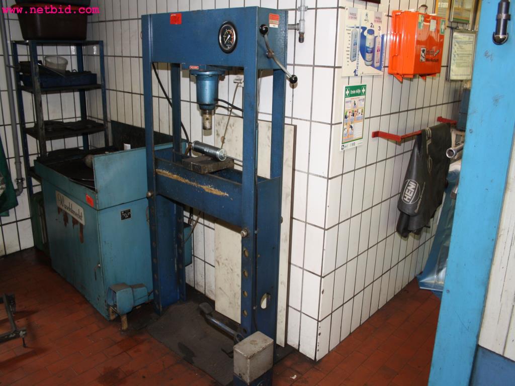 well-maintained machines from the sector automobile workshop -2