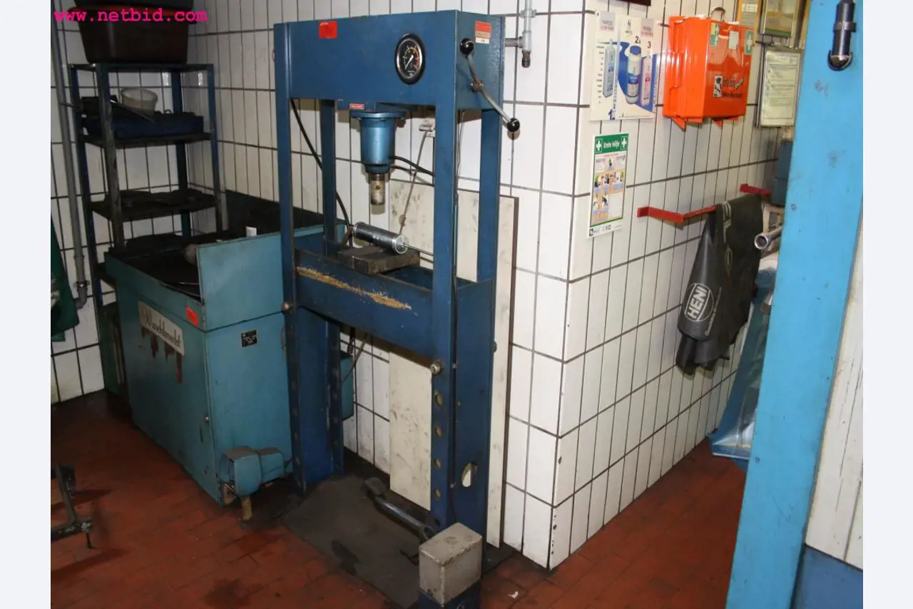 well-maintained machines from the sector automobile workshop -2