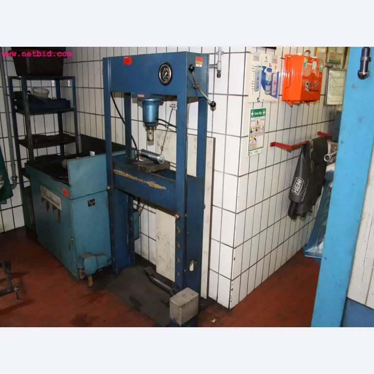 well-maintained machines from the sector automobile workshop -2