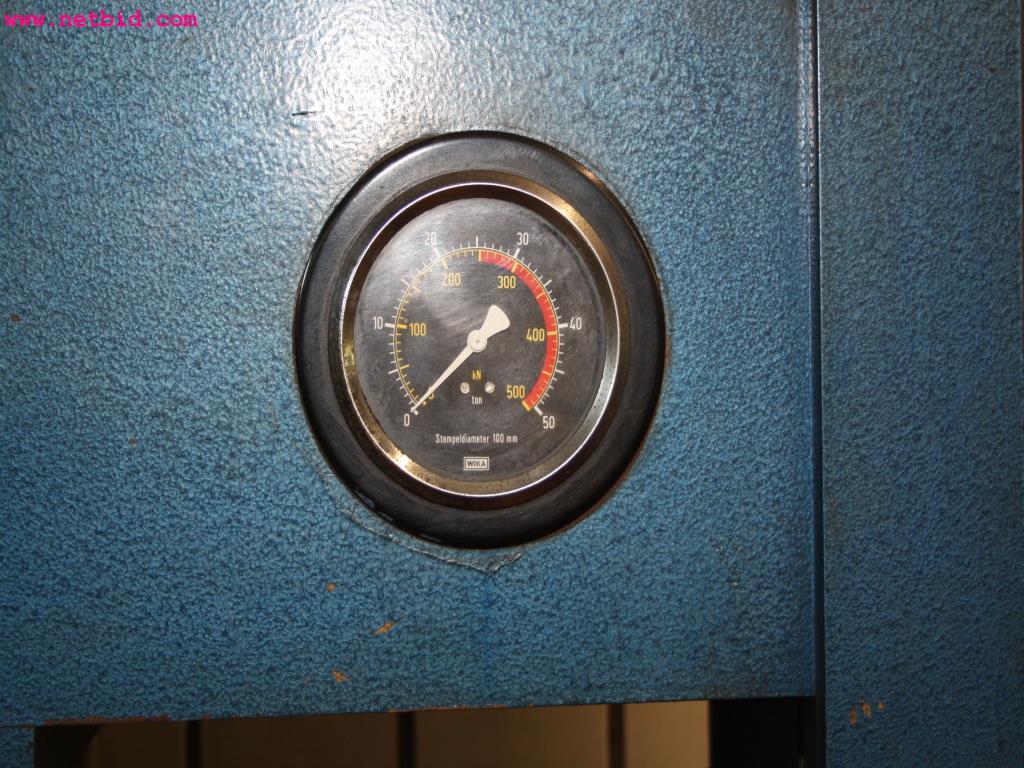 well-maintained machines from the sector automobile workshop -4