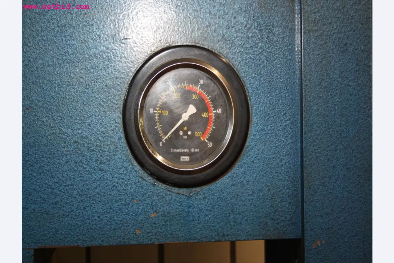 well-maintained machines from the sector automobile workshop -4