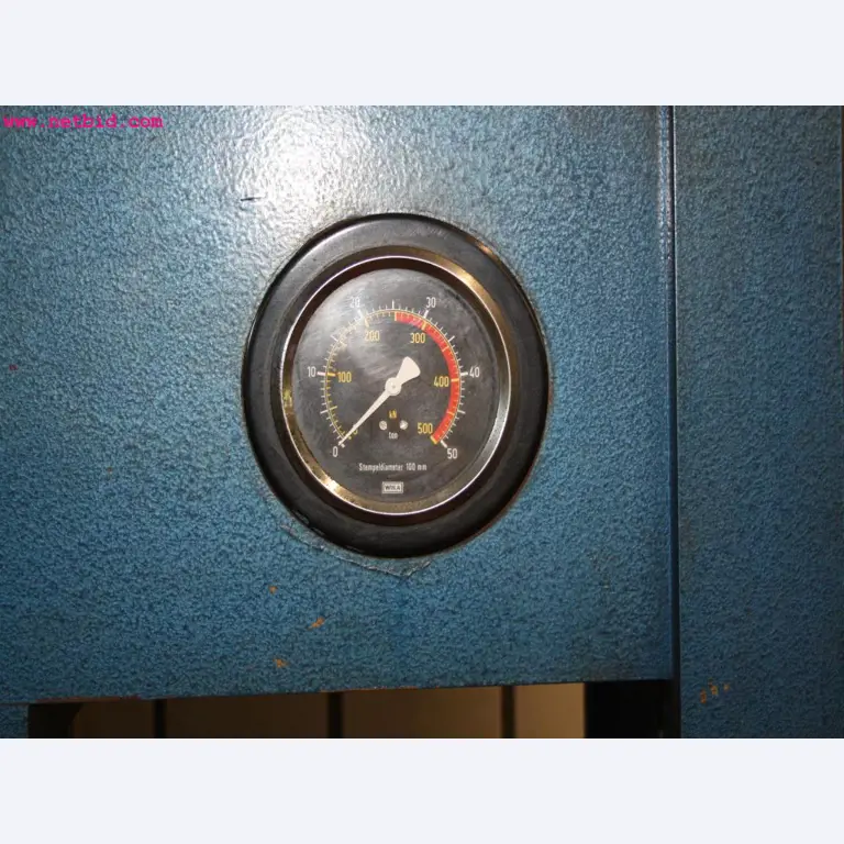 well-maintained machines from the sector automobile workshop -4