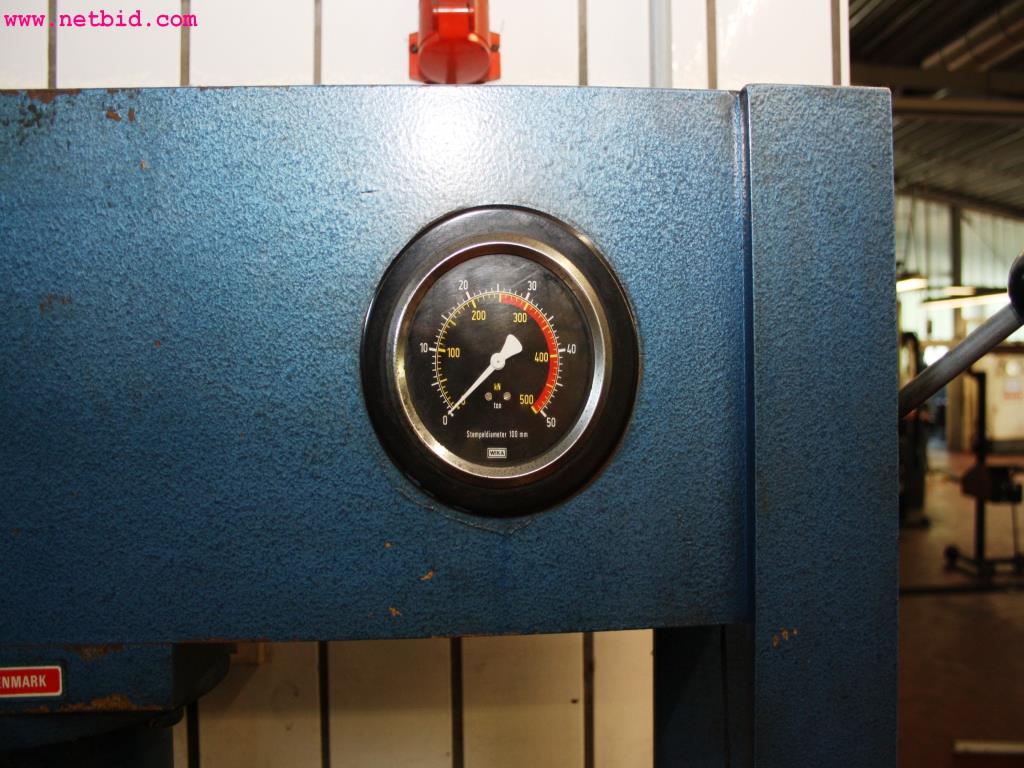 well-maintained machines from the sector automobile workshop -5