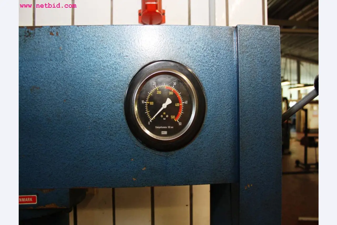 well-maintained machines from the sector automobile workshop -5