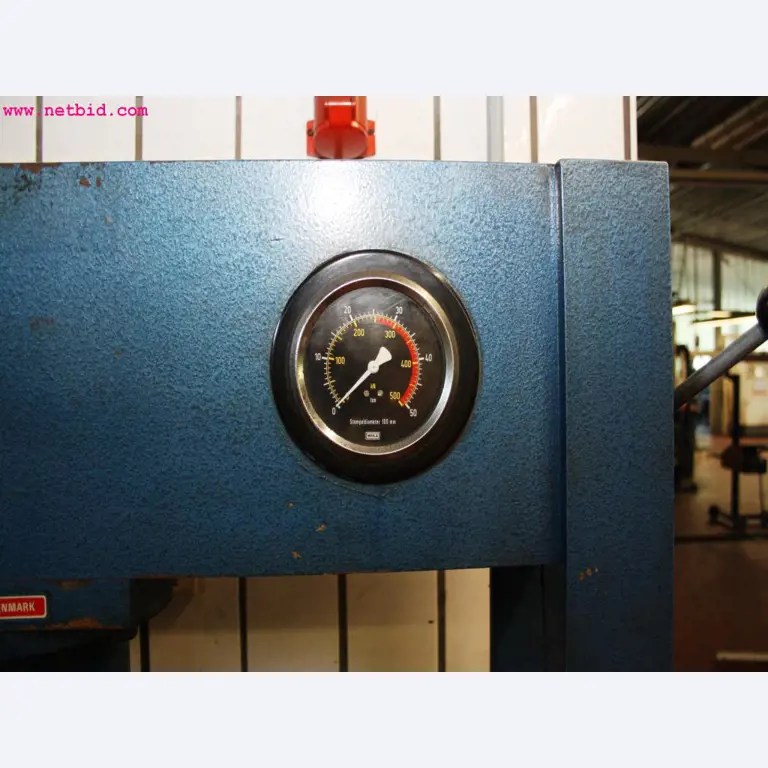 well-maintained machines from the sector automobile workshop -5