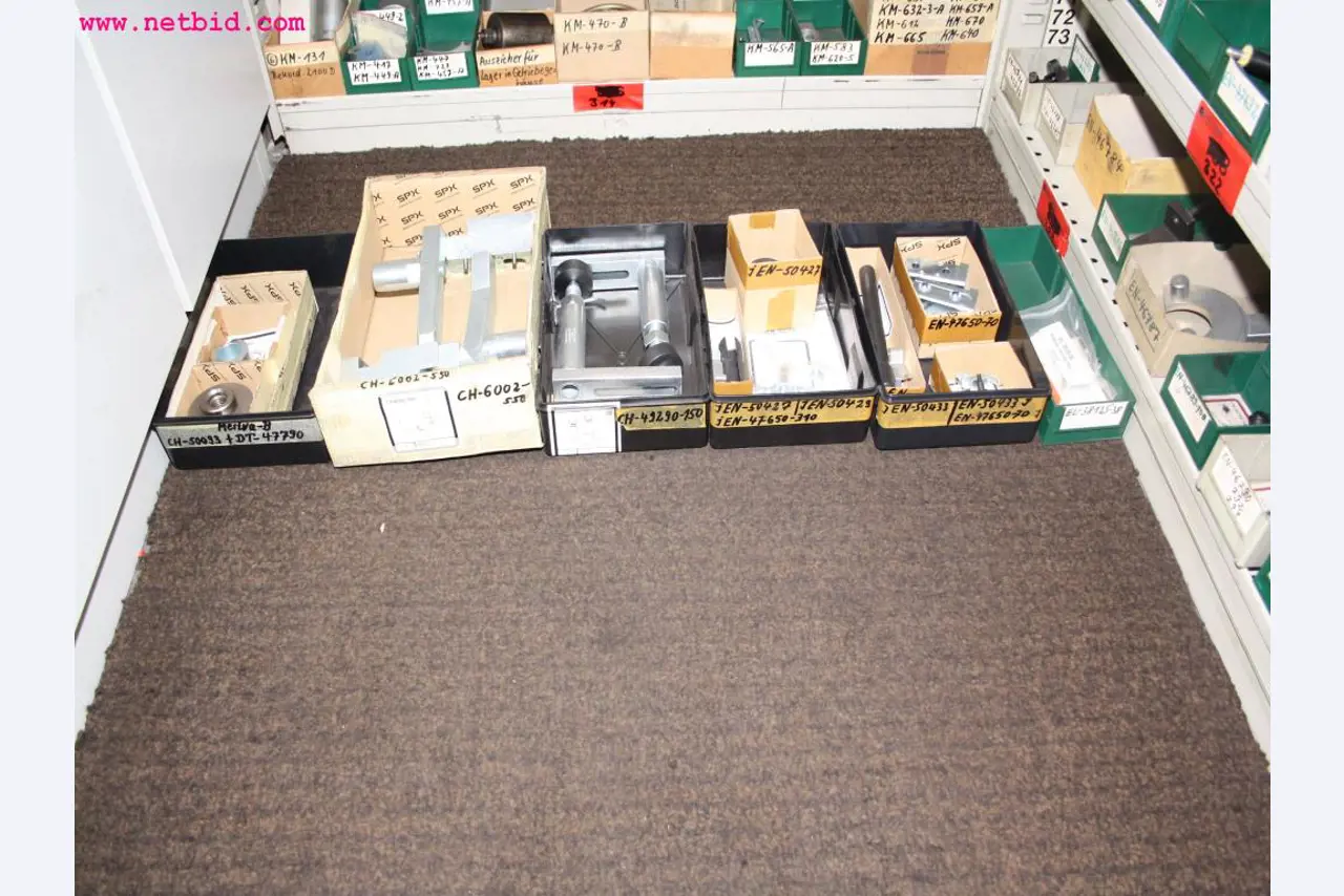 well-maintained machines from the sector automobile workshop -1