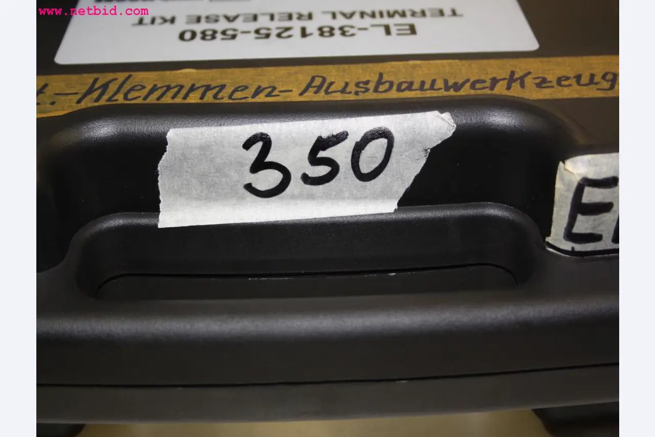 well-maintained machines from the sector automobile workshop -2