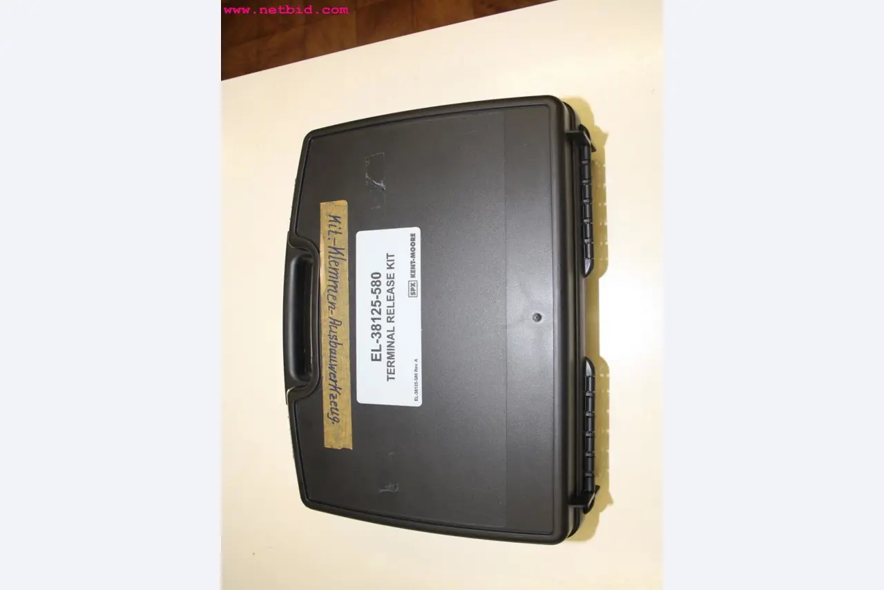 well-maintained machines from the sector automobile workshop -3