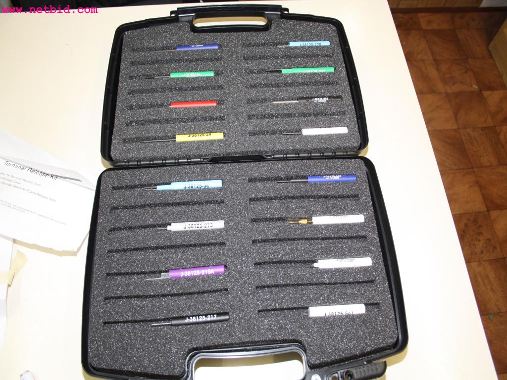 well-maintained machines from the sector automobile workshop -1