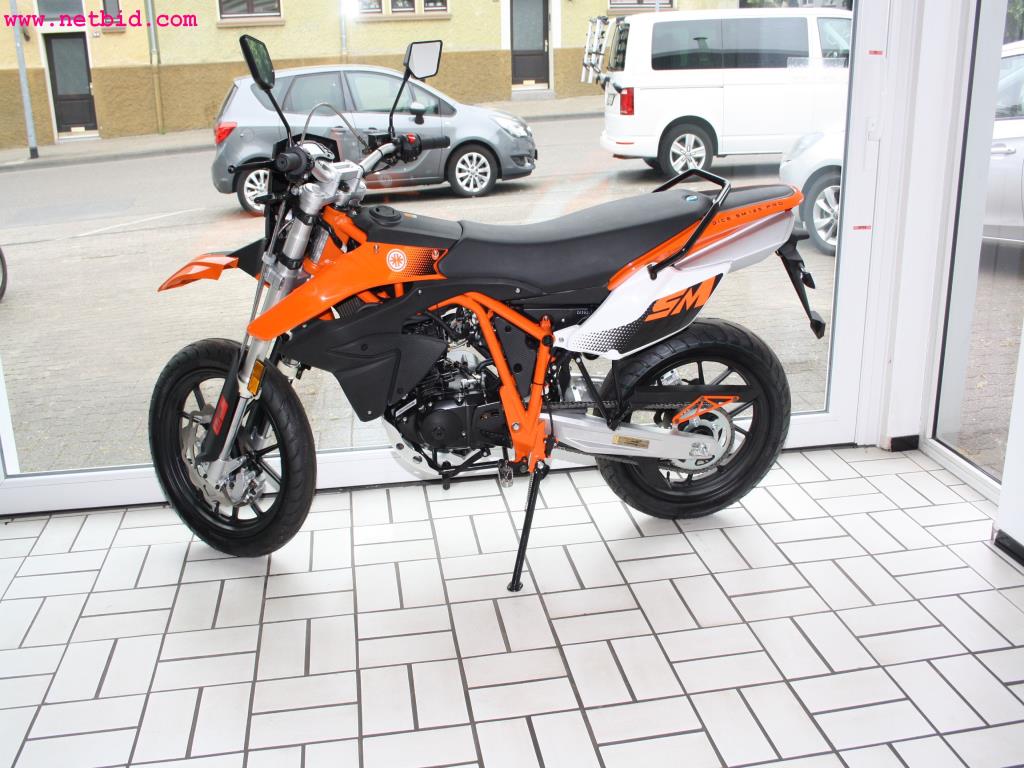 well-maintained machines from the sector automobile workshop -1