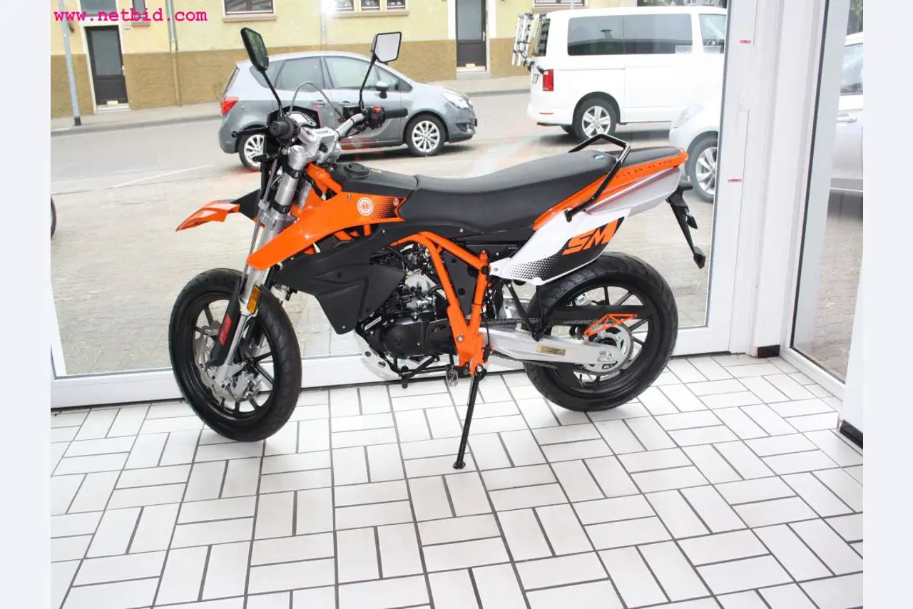 well-maintained machines from the sector automobile workshop -1