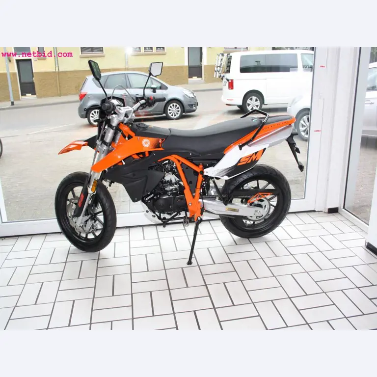 well-maintained machines from the sector automobile workshop -1