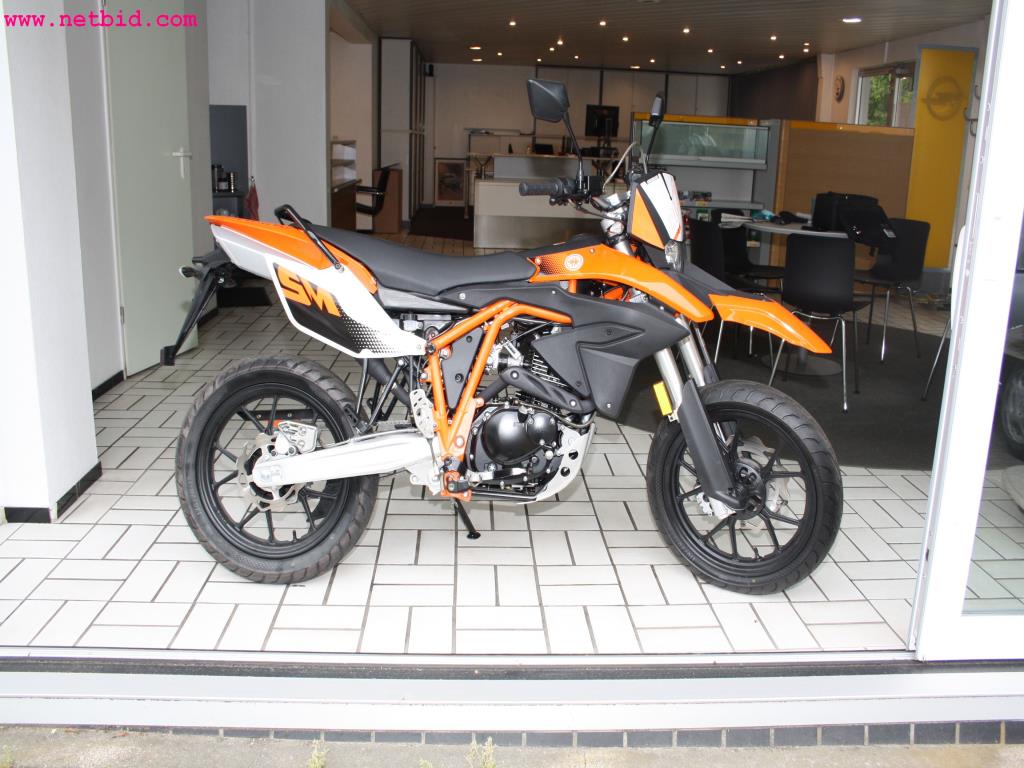 well-maintained machines from the sector automobile workshop -2