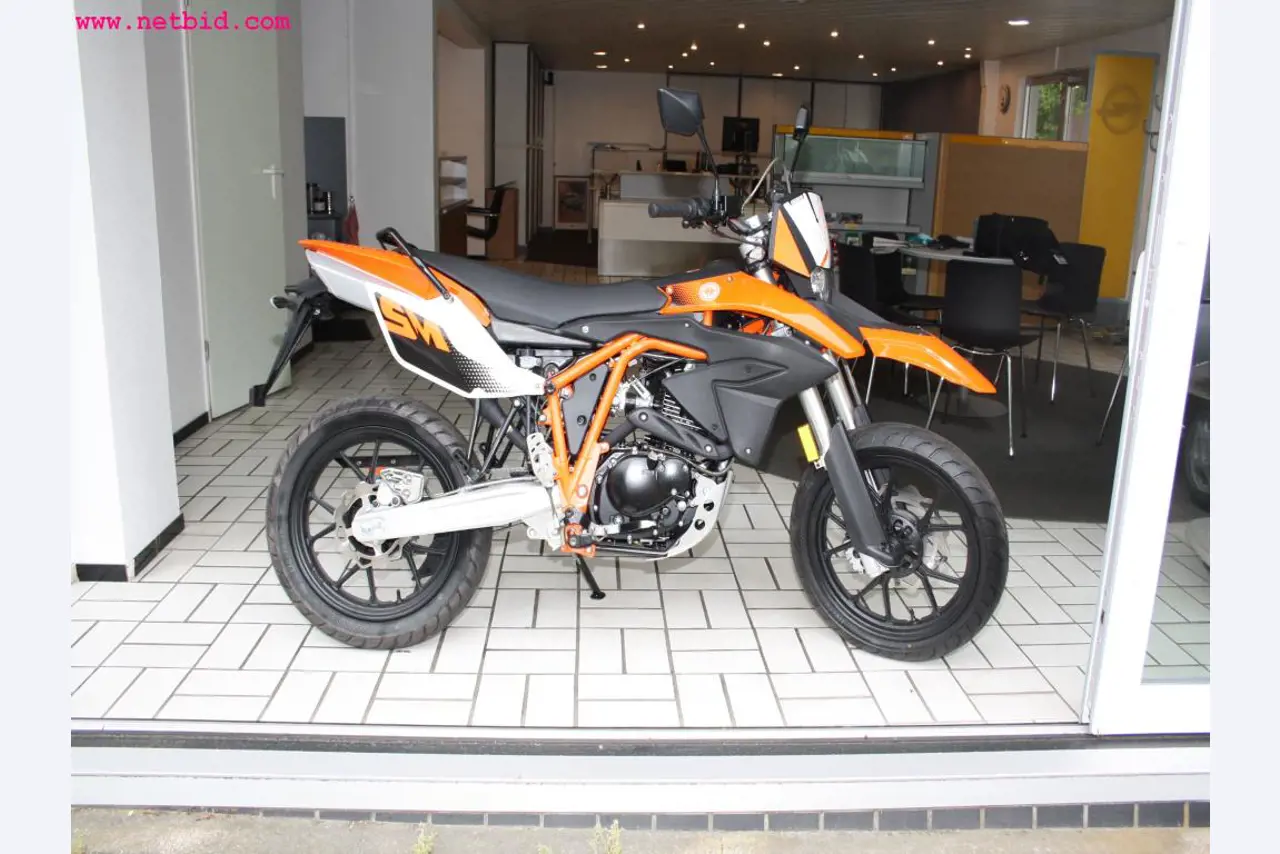 well-maintained machines from the sector automobile workshop -2