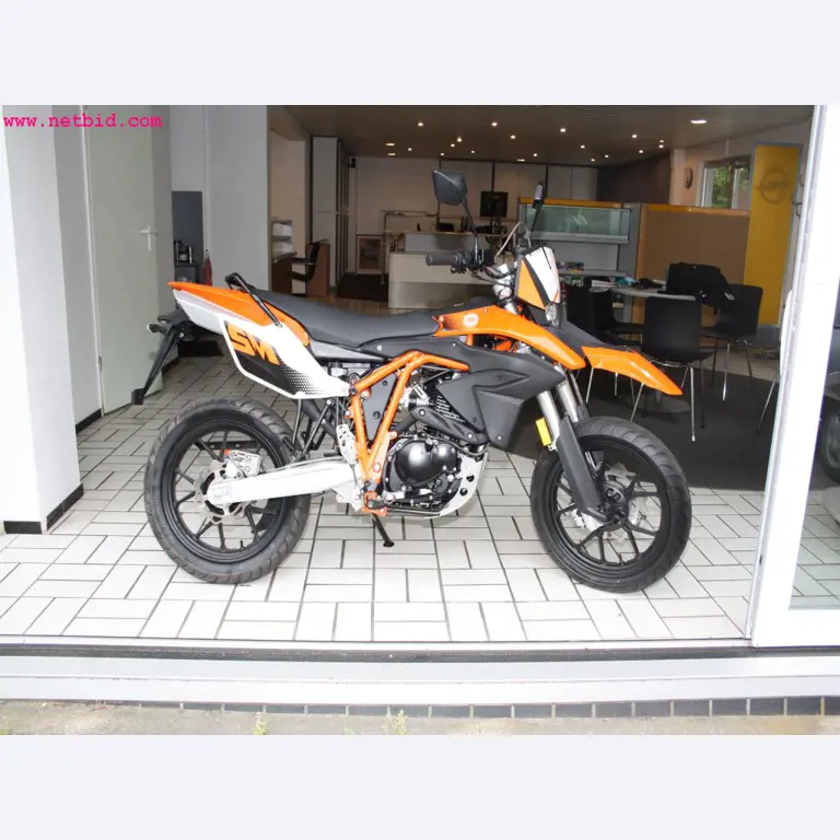 well-maintained machines from the sector automobile workshop -2