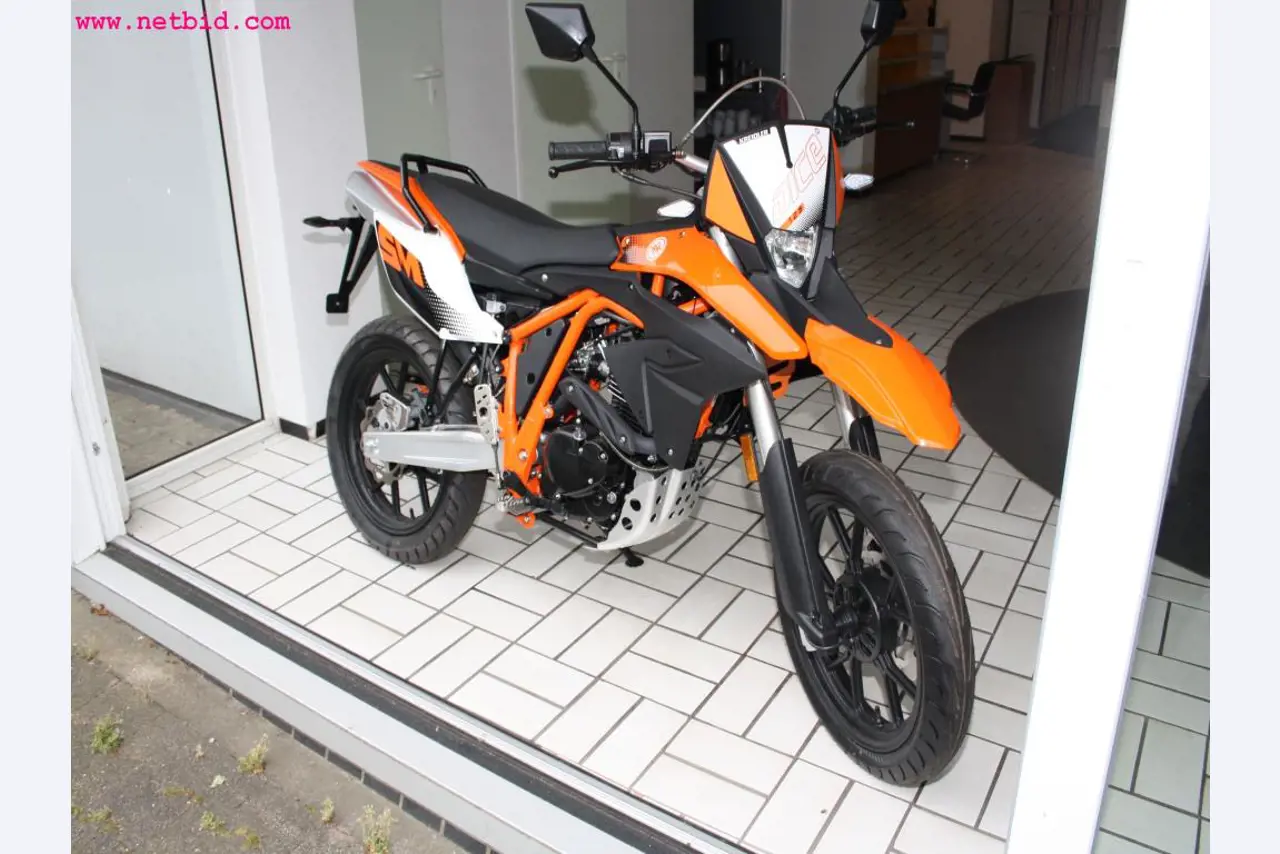 well-maintained machines from the sector automobile workshop -3