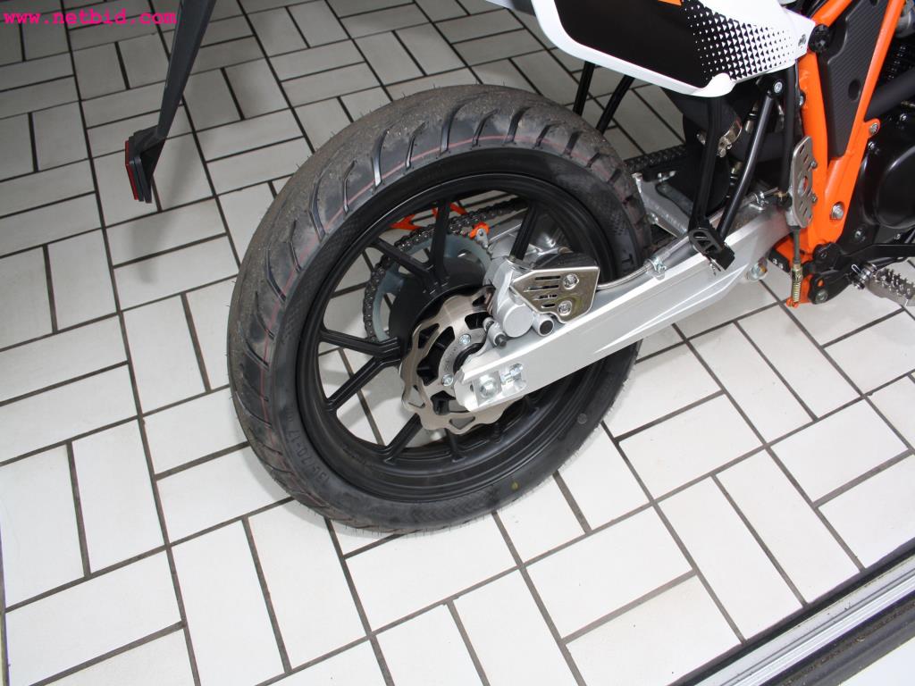 well-maintained machines from the sector automobile workshop -5