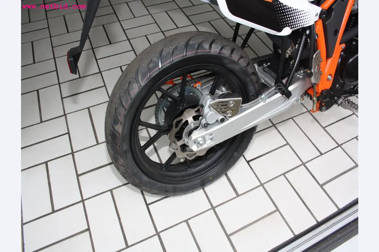 well-maintained machines from the sector automobile workshop -5