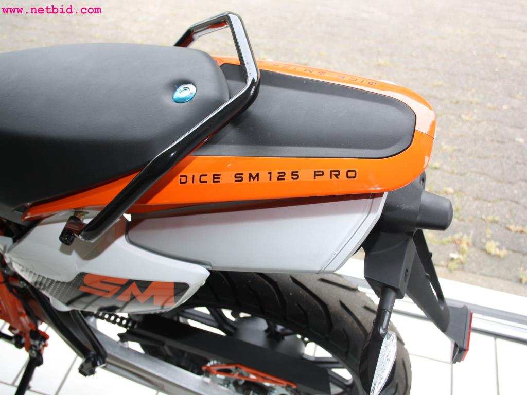 well-maintained machines from the sector automobile workshop -6