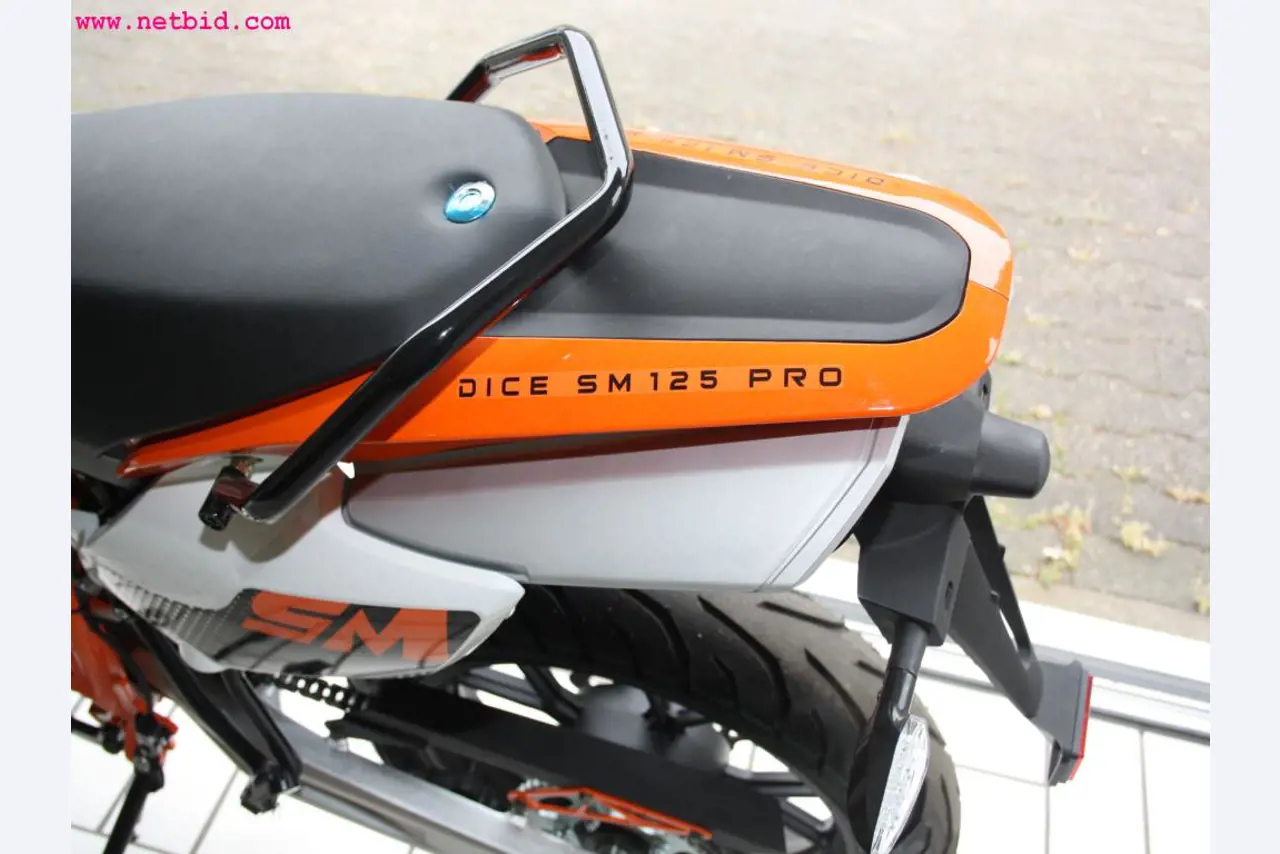 well-maintained machines from the sector automobile workshop -6