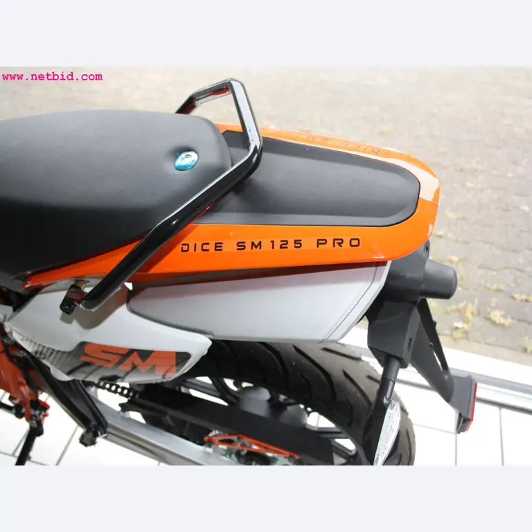 well-maintained machines from the sector automobile workshop -6