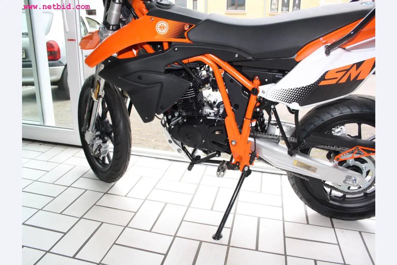 well-maintained machines from the sector automobile workshop -7