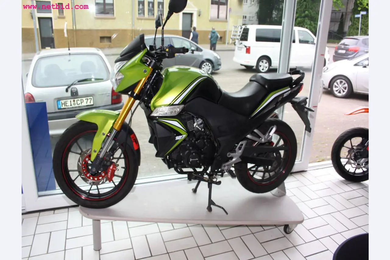 well-maintained machines from the sector automobile workshop -1