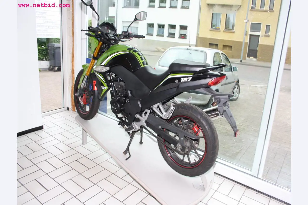 well-maintained machines from the sector automobile workshop -2