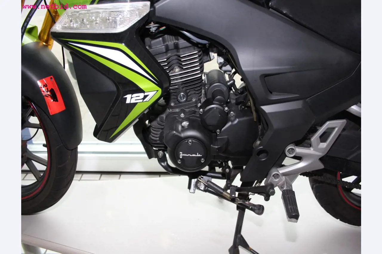 well-maintained machines from the sector automobile workshop -4