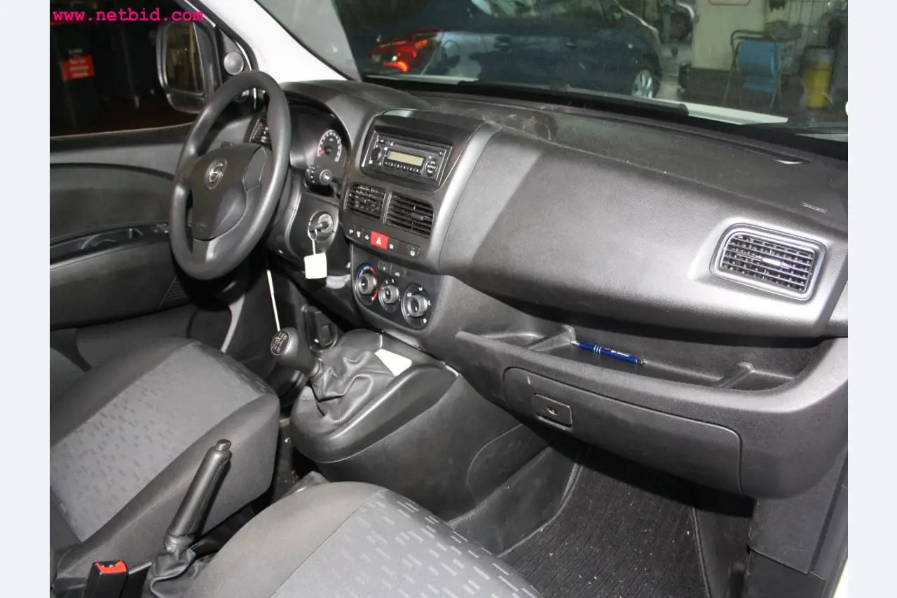 well-maintained machines from the sector automobile workshop -11