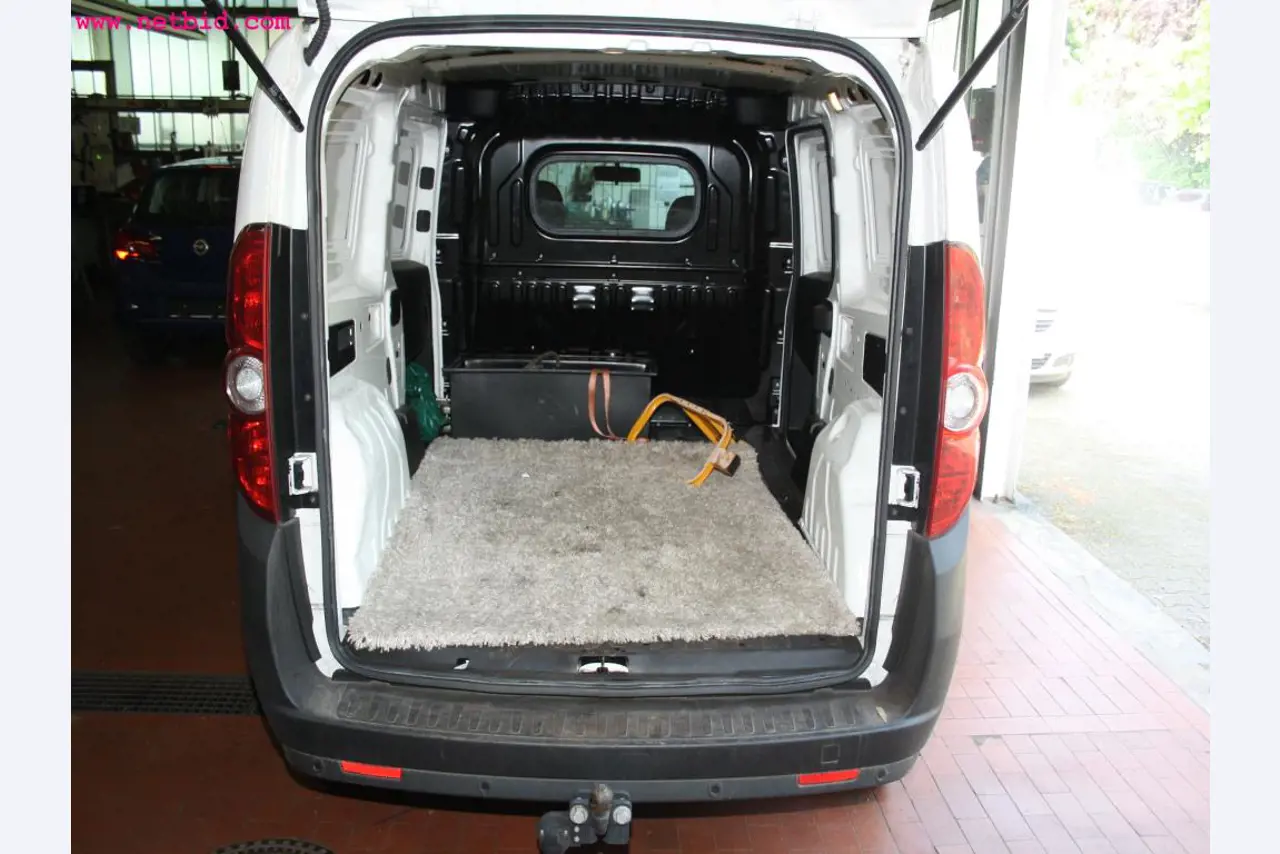 well-maintained machines from the sector automobile workshop -12