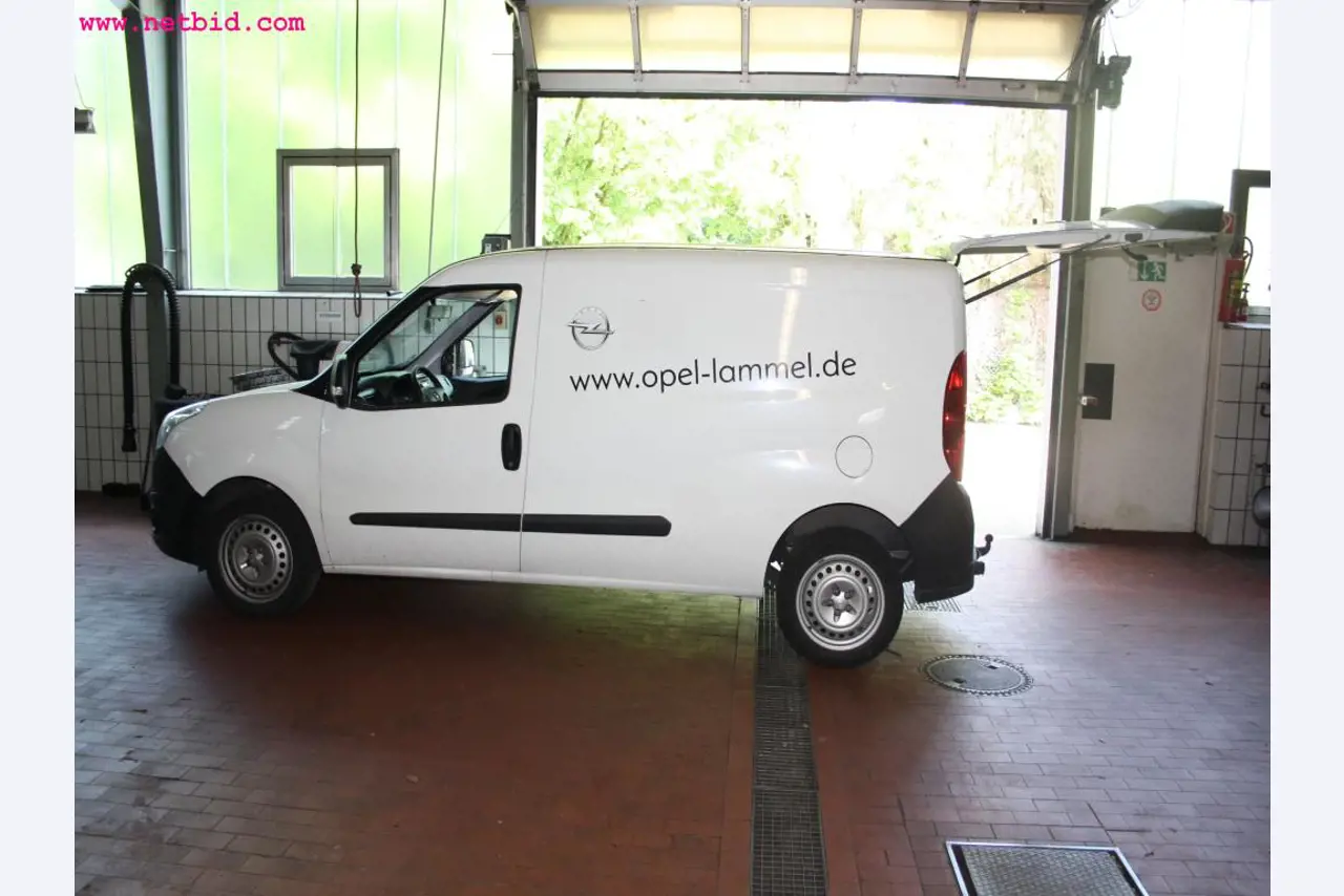 well-maintained machines from the sector automobile workshop -13