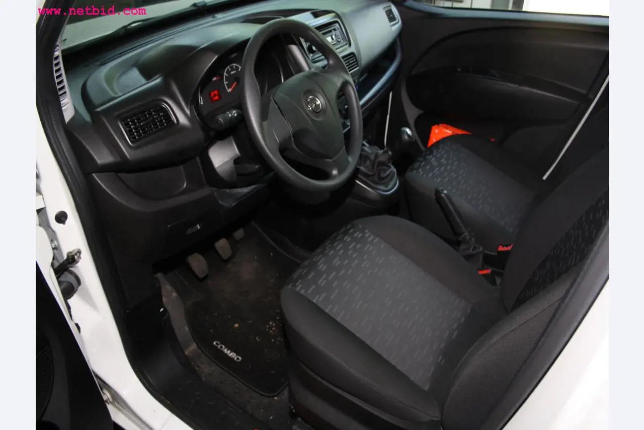 well-maintained machines from the sector automobile workshop -14