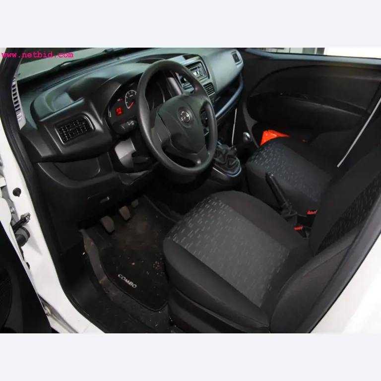 well-maintained machines from the sector automobile workshop -14