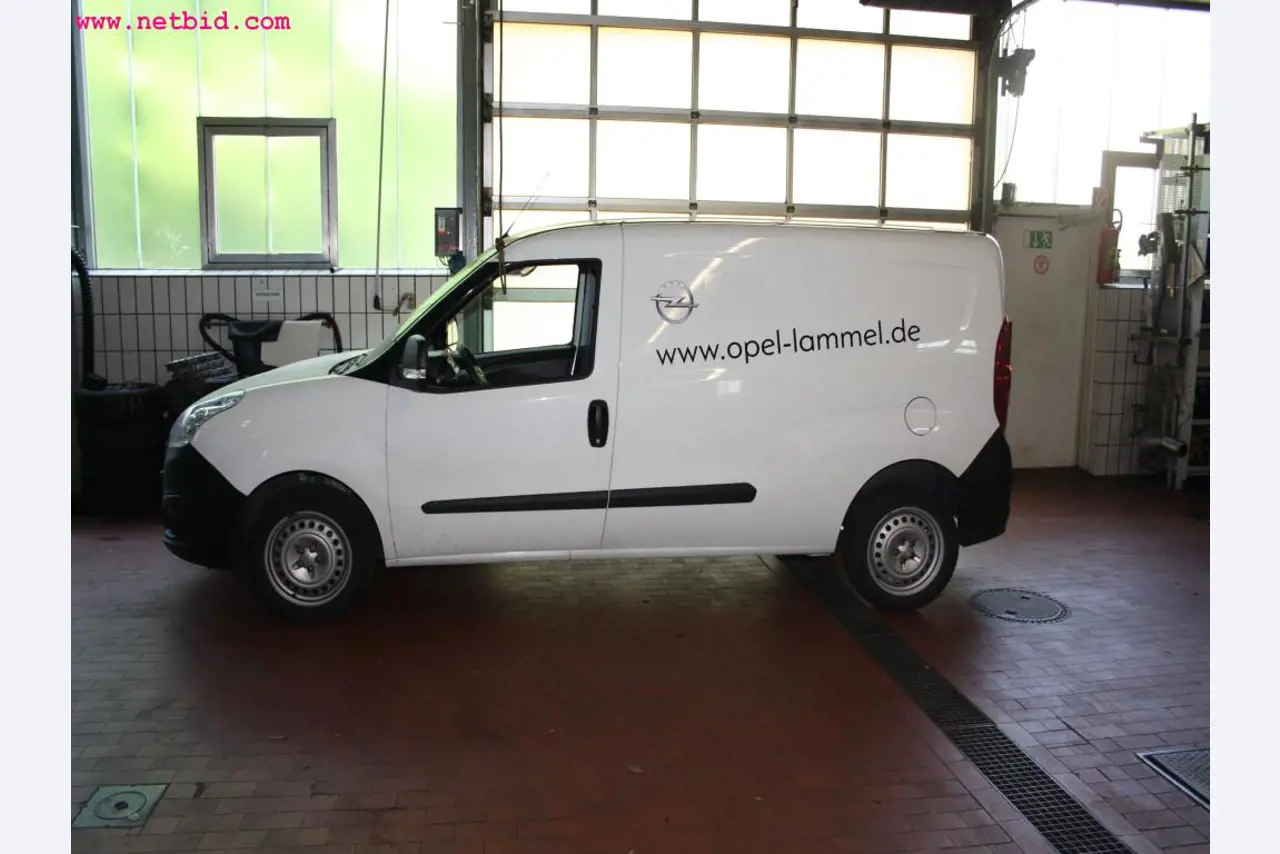 well-maintained machines from the sector automobile workshop -1