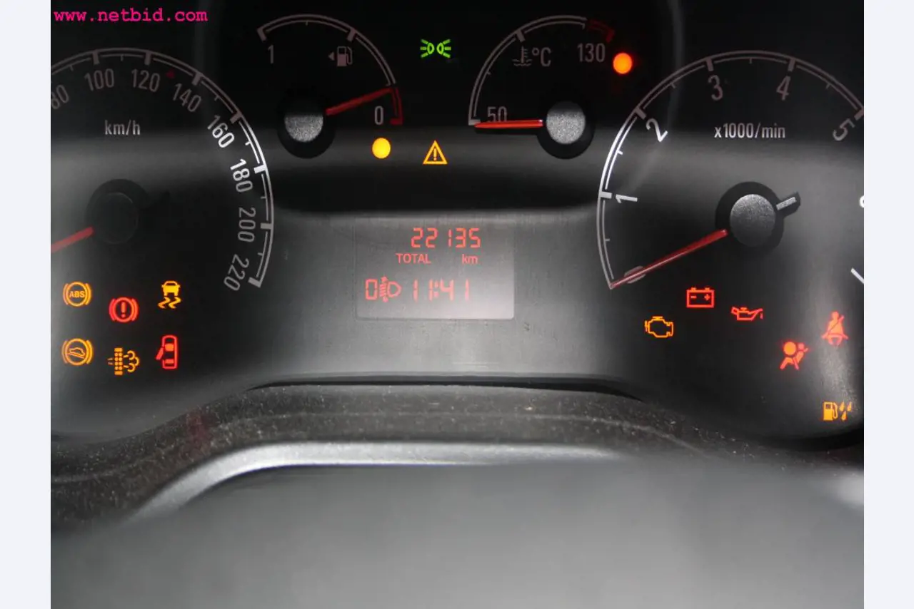 well-maintained machines from the sector automobile workshop -3