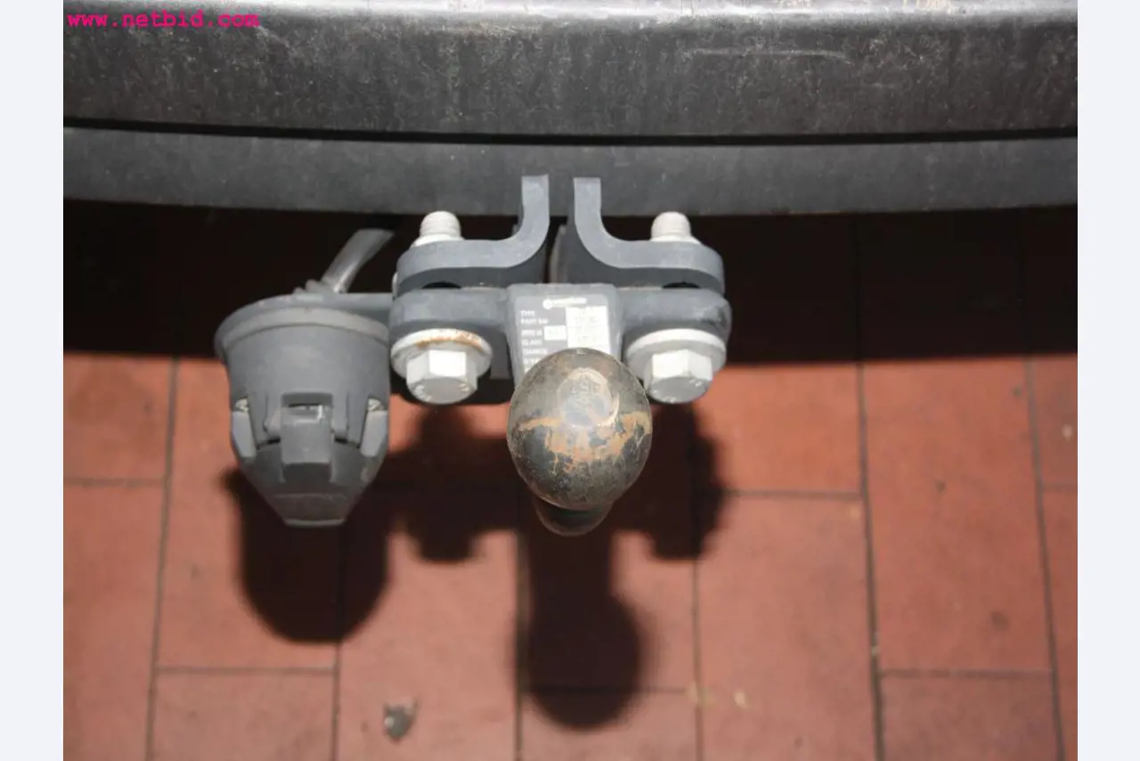 well-maintained machines from the sector automobile workshop -4